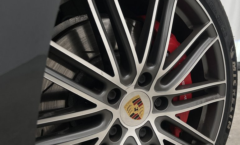 
								2019 Porsche Panamera GTS Sport Turismo PASM 460hp Chrono Pano full									