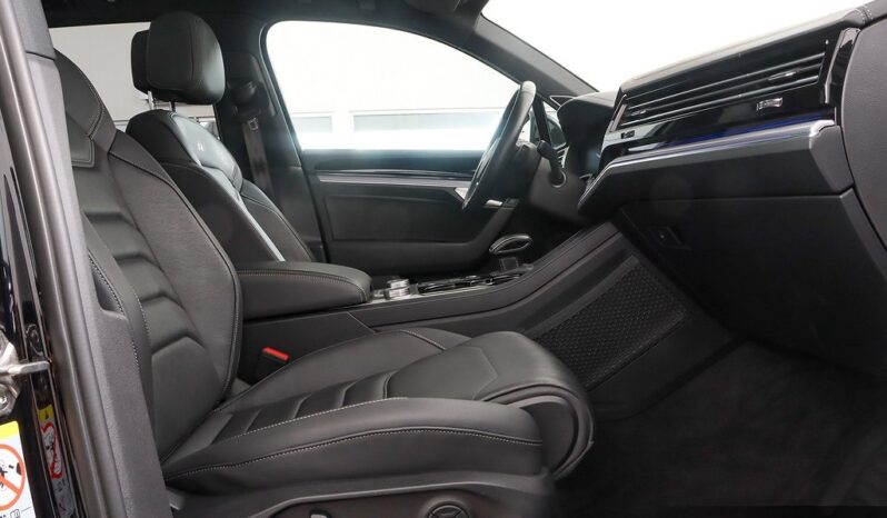 
								2019 Volkswagen Touareg 3.0 V6 TDI R-Line 4Motion Suzuka NightVision HeadUp full									